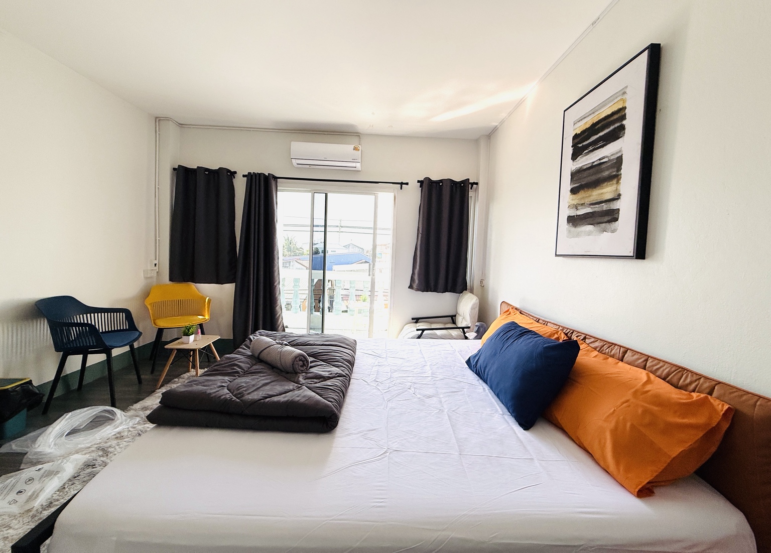 Balcony Room bed and seating area